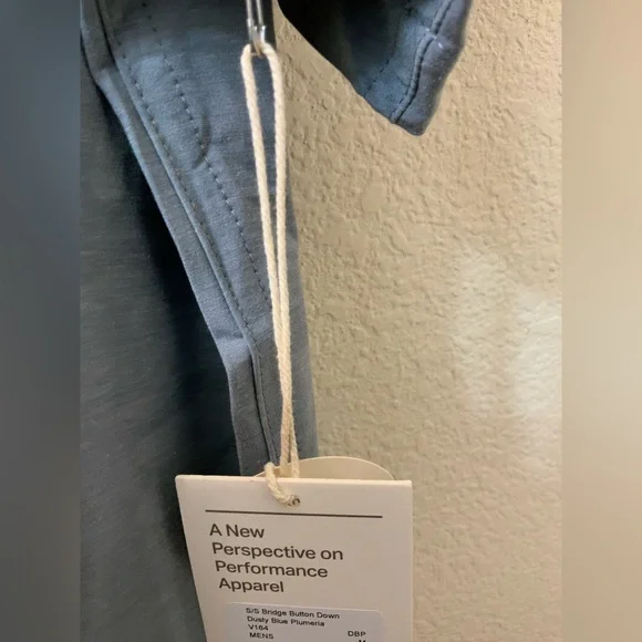 Nwt Vuori Short Sleeve Bridge Button Down Color: Dusty Blue Plumeria size M - Picture 8 of 8